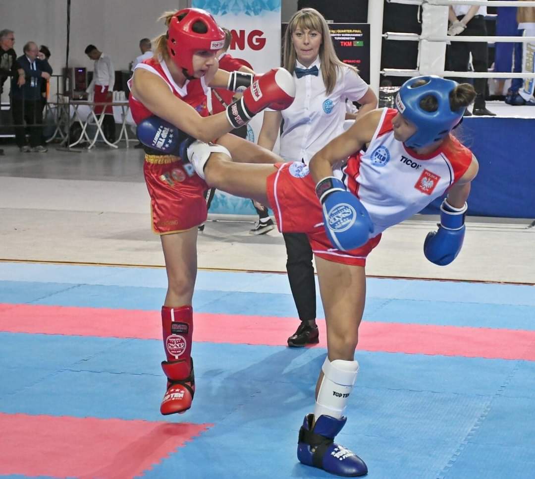 Jedan light kick meč.